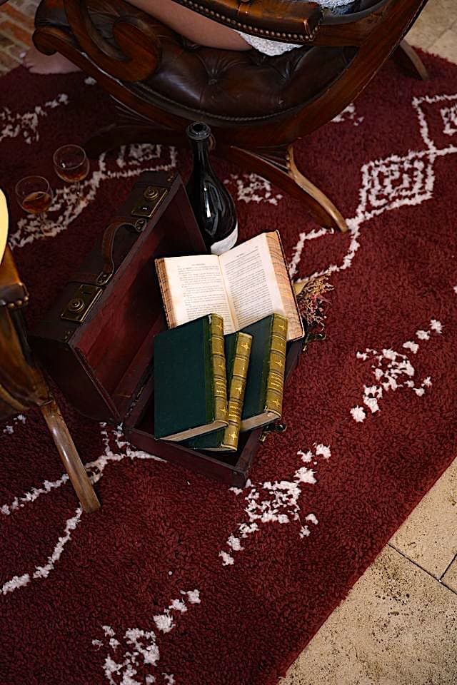 Ambiance PIENUD sur un tapis à motifs